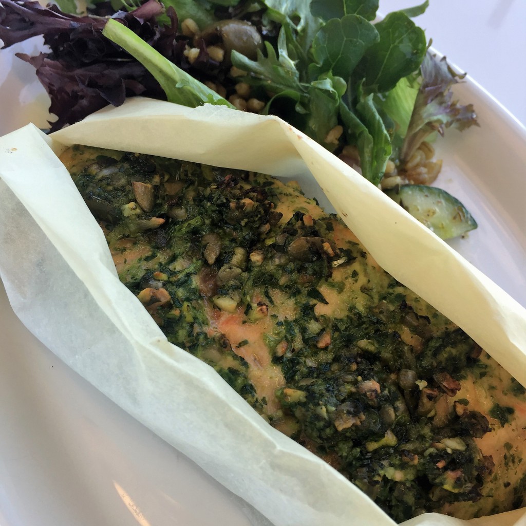 Lax með hnetukurli og basil